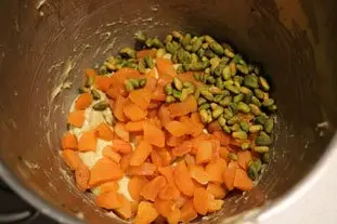 Mini apricot and pistachio brioches : etape 25