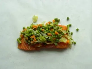 Salmon "en papillote" with small vegetables