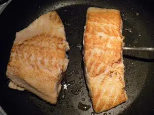 Pan-fried salmon with white cabbage
