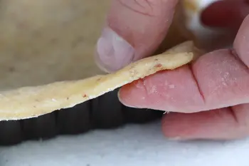 How to properly roll out a pie crust?