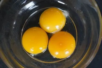 Preserving egg yolks 