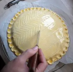 Drawing a pattern in pastry