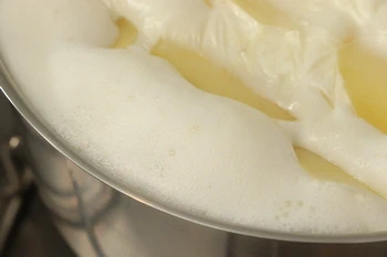 mousse sur les pommes de terre : gros plan