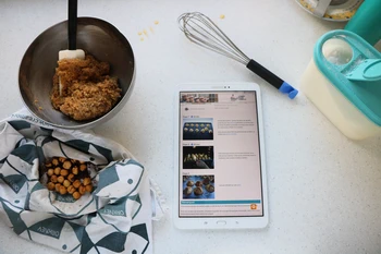 tablette posed on the worktop