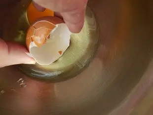 Eggshell as spoon