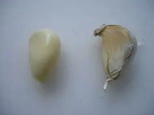 How to peel a garlic clove easily