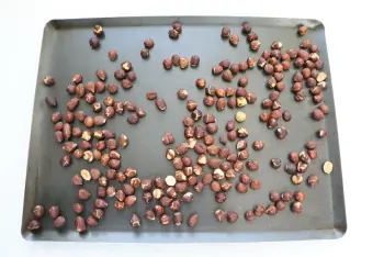 How to peel hazelnuts