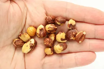How to peel hazelnuts