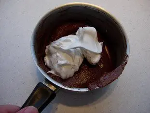 How to add beaten eggs whites to a mixture : Photo of step #1