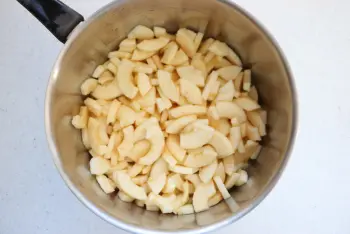 Apple compote with verbena : Stage 1