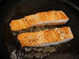 Grilled fillet of salmon with corn-salad cream
