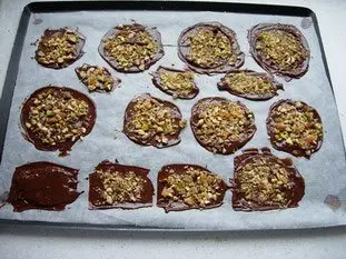 Chocolate thins with toasted nuts : Photo of step #10
