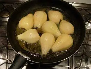 Sautéed pears with custard and orange syrup 