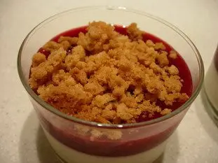 Pannacotta and blackcurrant crumble : Photo of step #8