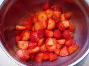 Strawberries with mint and cream : Photo of step #3