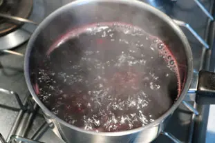 Strawberries in a thyme and lemon-flavoured red wine reduction : Photo of step #1