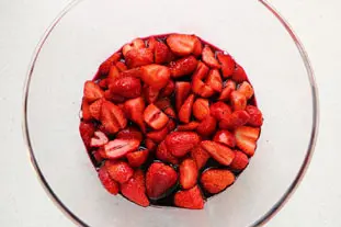 Strawberries in a thyme and lemon-flavoured red wine reduction