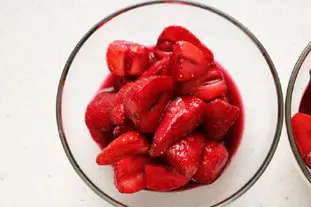 Strawberries in a thyme and lemon-flavoured red wine reduction