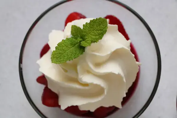 Strawberries in a thyme and lemon-flavoured red wine reduction