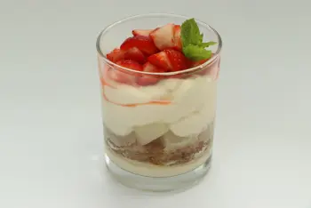 Pear and strawberry verrine with tiramisu cream