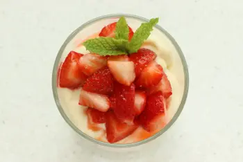 Pear and strawberry verrine with tiramisu cream