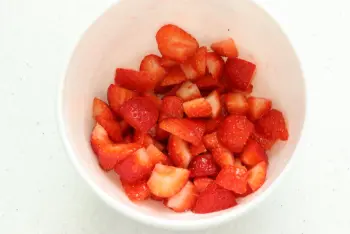 Pear and strawberry verrine with tiramisu cream