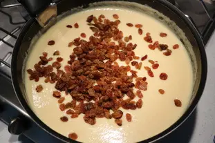 Caramel semolina pudding with raisins