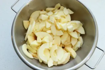 Apple and whisky crumble