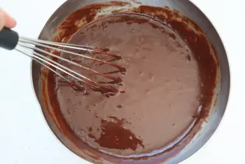 Chocolate-chestnut cream cake : Stage 4