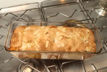 Soft apple and almond cake : Stage 15