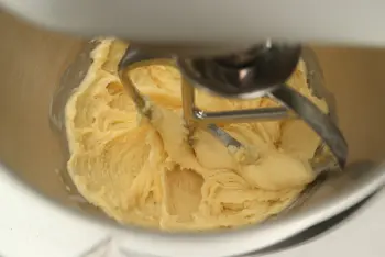 Soft apple and almond cake : Stage 4