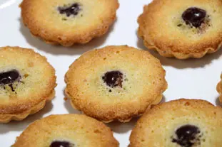 Mini almond-morello tarts
