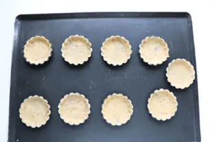 Mini almond-morello tarts