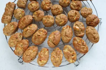 Oatmeal and apple cookies