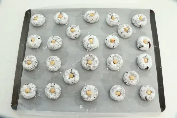 Hazelnut and cocoa amaretti : Stage 12