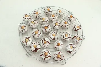 Hazelnut and cocoa amaretti : Stage 14