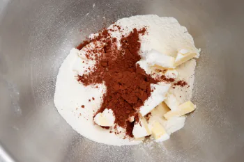 Melt-in-your-mouth chocolate shortbread cookies : Stage 1