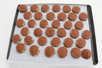 Melt-in-your-mouth chocolate shortbread cookies : Stage 11