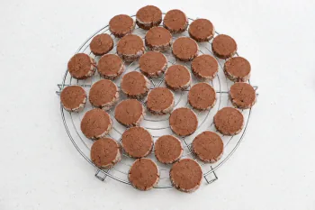 Melt-in-your-mouth chocolate shortbread cookies : Stage 12