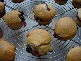 Blackcurrant-almond muffins