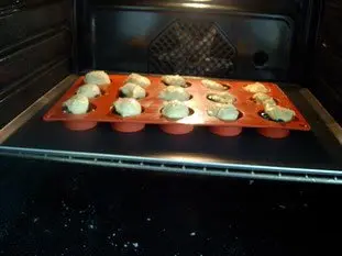 Blackcurrant-almond muffins