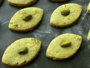 Pistachio shortbread biscuits