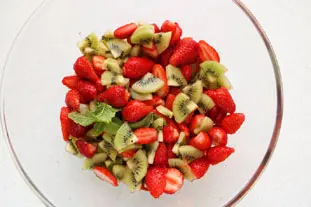 Strawberry and kiwi fruit salad : Photo of step #3