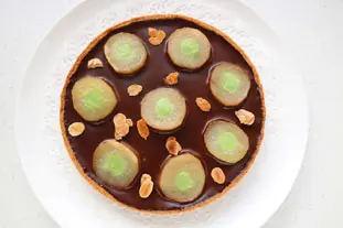 Pear and chocolate tart with a hint of mint