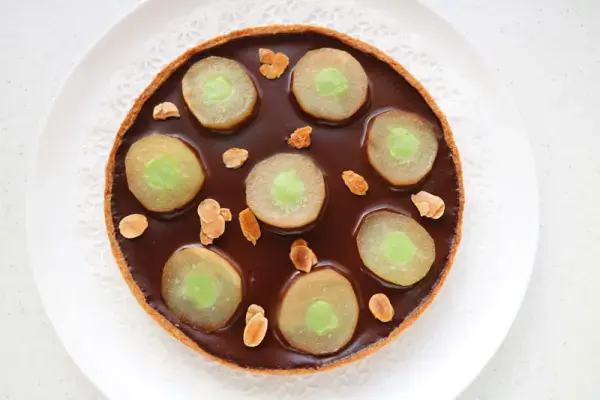 Pear and chocolate tart with a hint of mint