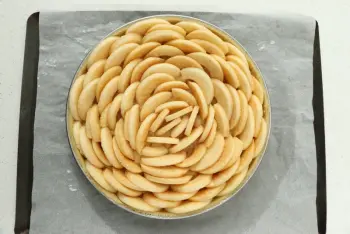 Apple and almond cream tart : Stage 4
