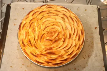 Apple and almond cream tart : Stage 5