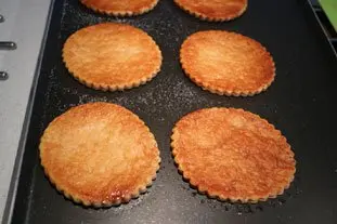 Little caramelized peach tarts