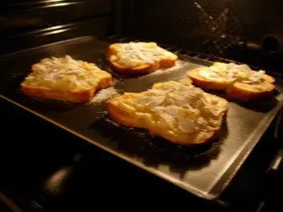 Brioche slices with almond cream