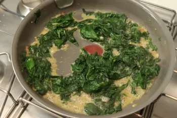 Cauliflower purée with salmon and spinach : Stage 11